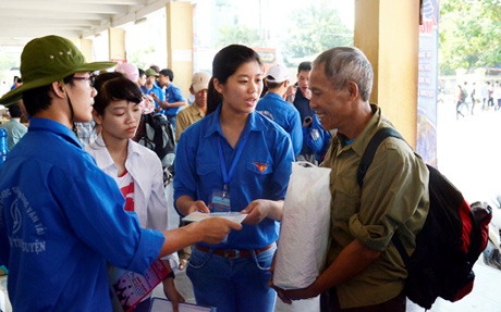 Tình nguyện viên Thủ đô giúp đỡ người dân tại bến xe Giáp Bát.